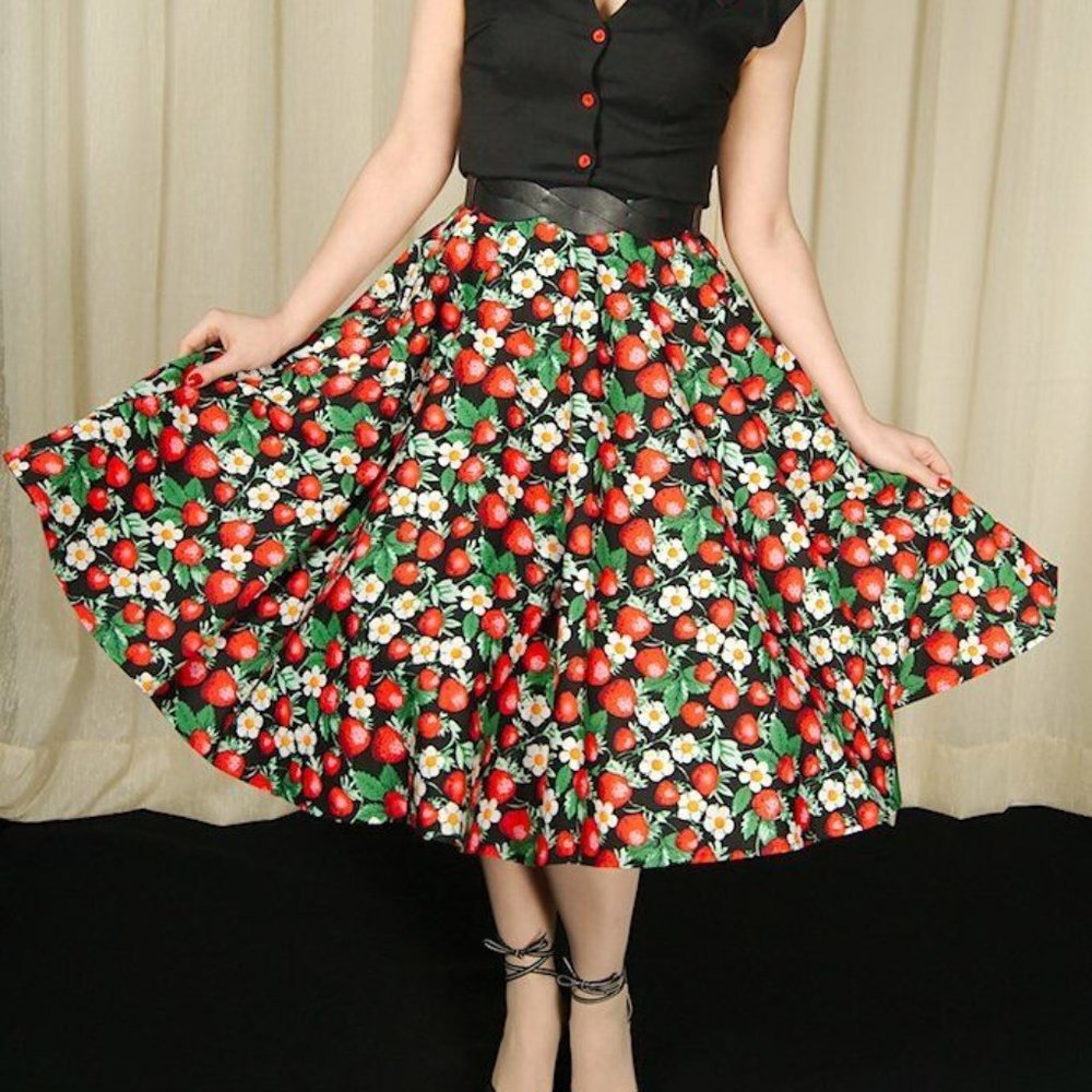 Medium NWT Hell Bunny Retro Rockabilly Strawberry Cotton Circle Skirt *Pockets!*